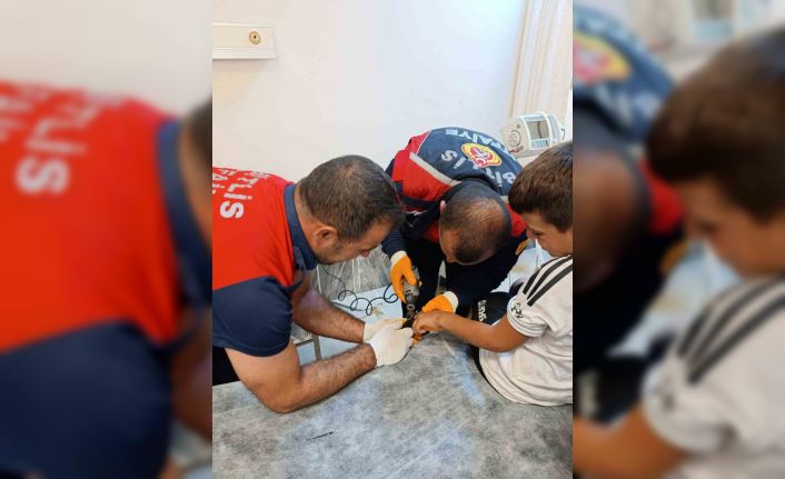 Çocuğun demir boruya sıkışan parmağını kurtarmak için itfaiye seferber oldu