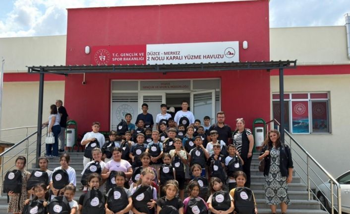 Çocuklara yüzme eğitimi