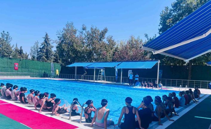Çocuklara yüzme eğitimi verildi