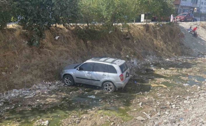 Çocukların el frenini indirdiği otomobil dereye uçtu
