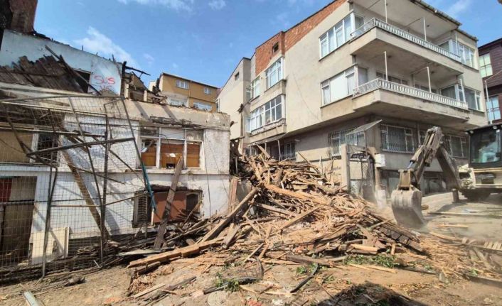 Çökme tehlikesi bulunan metruk bina yıkılıyor