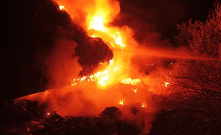 Çorum’da çöp yüklü tır alev alev yandı