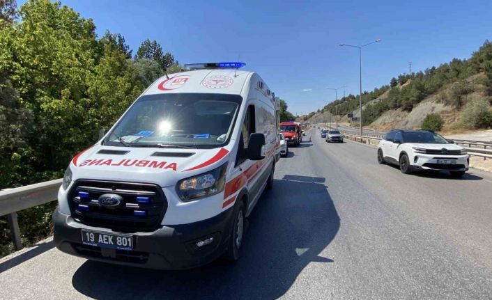 Çorum’da otomobil bariyerlere çarptı: 2 yaralı