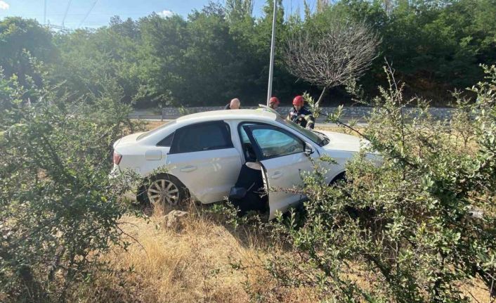 Çorum’da otomobil yol kenarındaki bordür taşlara çarptı: 2 yaralı
