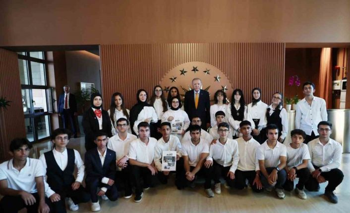Cumhurbaşkanı Erdoğan, Ahlat’ta öğrencileri kabul etti