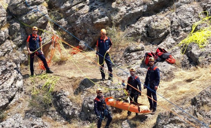 Dağda mahsur kalan yaralı vatandaşı kurtarmak için ekipler seferber oldu