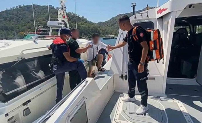 Dalaman açıklarında gezi teknesinde rahatsızlanan vatandaşa tıbbi tahliye