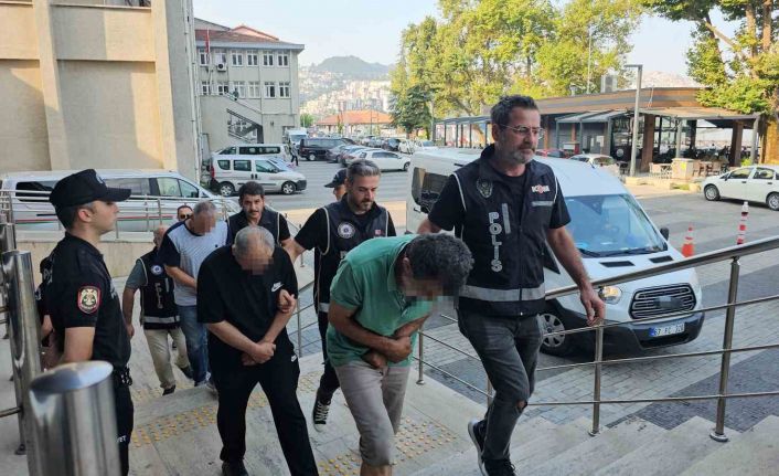 Dedektörle define ararken yakalanan 4 şüpheliye adli kontrol