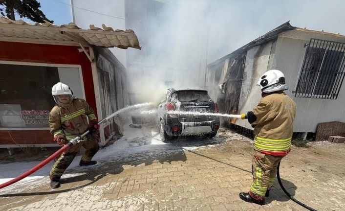 Defne’de konteynerde çıkan yangın araca sıçradı