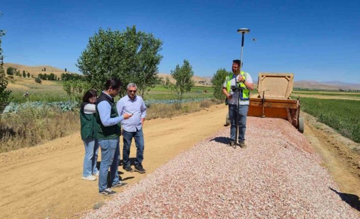 Demirözü’nde tarla içi yol yapım çalışmaları devam ediyor