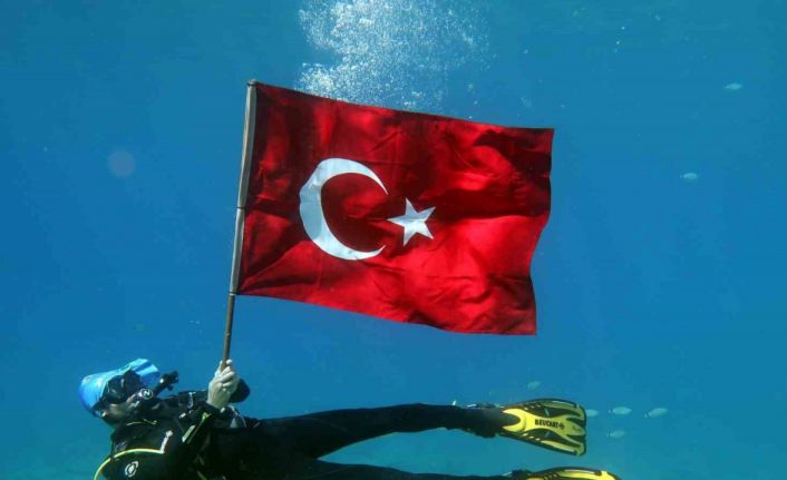 Deniz dibinde Türk bayraklı 30 Ağustos kutlaması