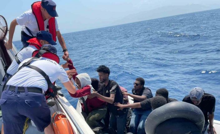 Denizde 13 göçmen kurtarıldı, karada 15 göçmen yakalandı