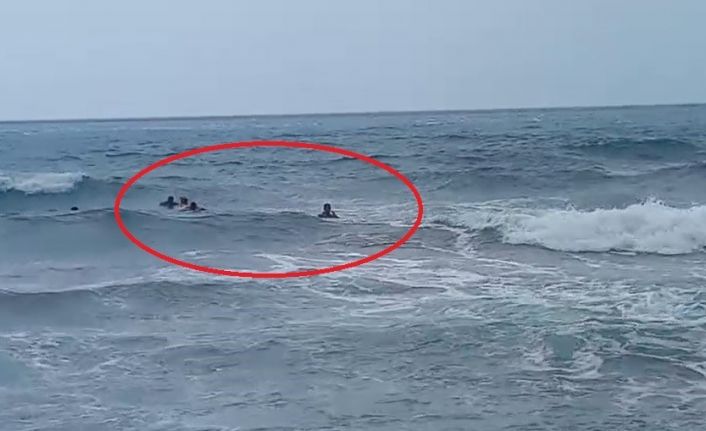 Denizde boğulma tehlikesi geçiren 2 şahsın ölümle burun buruna geldiği anlar kamerada