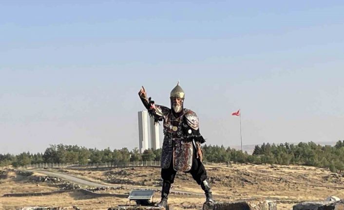 Denizli’den gidip savaş kıyafetitle Malazgirt Kalesini yeniden fethetti