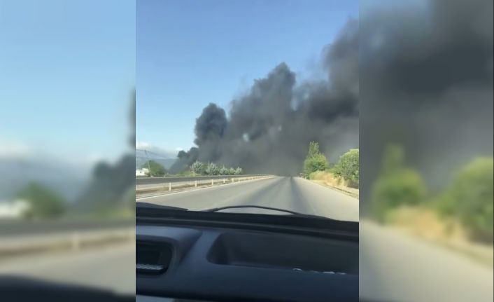 Depoda çıkan yangında gökyüzünü siyah dumanlar kapladı