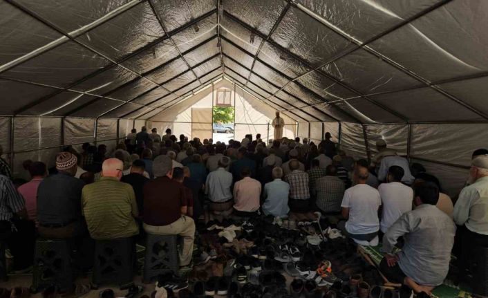 Deprem bölgesinde cuma namazı çadırlarda eda edildi