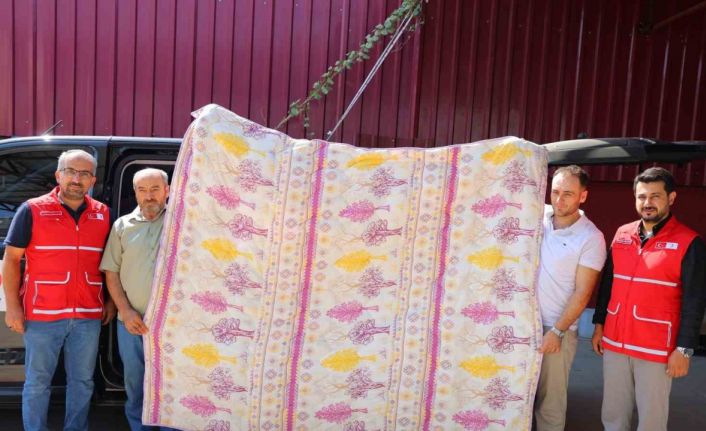 Deprem şehri Kahramanmaraş’ta esnaf,  bin adet yorgan bağışı yaptı