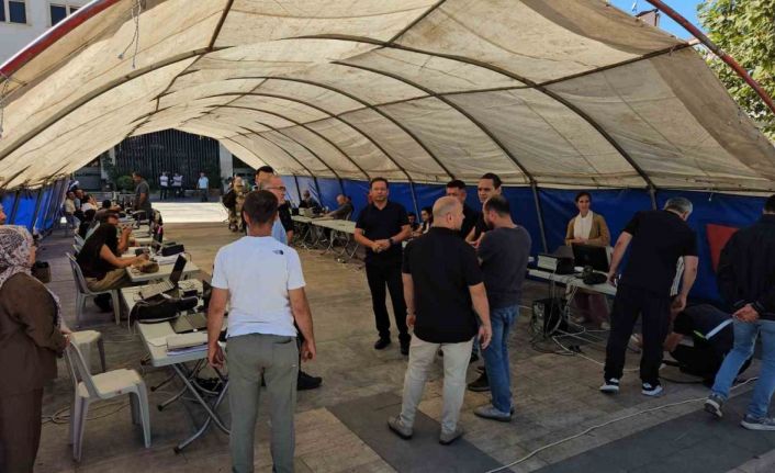 Deprem sonrası belediye hizmetlerini çadırda sürdürüyor