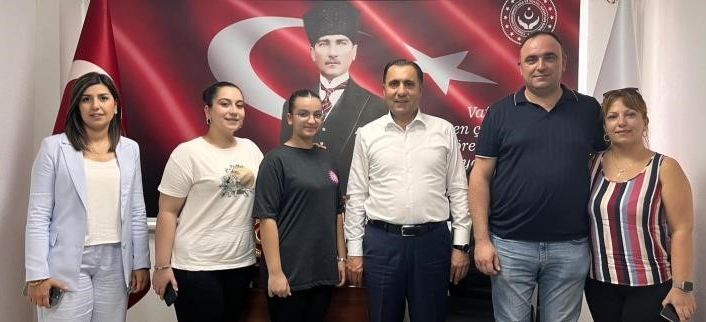 Depremde anne ve babalarını kaybeden yeğenlerine kucak açtılar