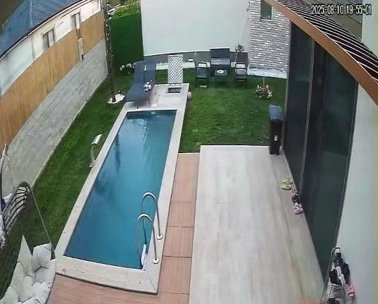 Depremde yüzme havuzu beşik gibi sallandı