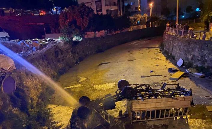 Dere yatağına düşen kamyonet alev aldı