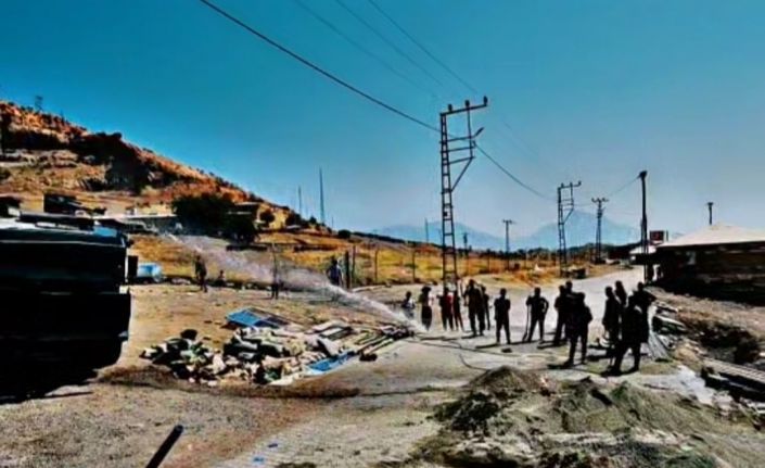 Derecik’te askeri TOMA vatandaşlara su desteği verdi