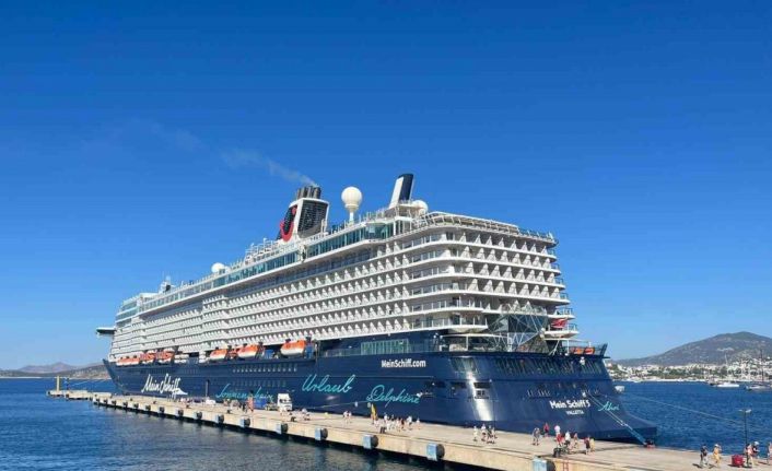 Dev kruvaziyer 2 bin 772 yolcuyla Bodrum’a geldi