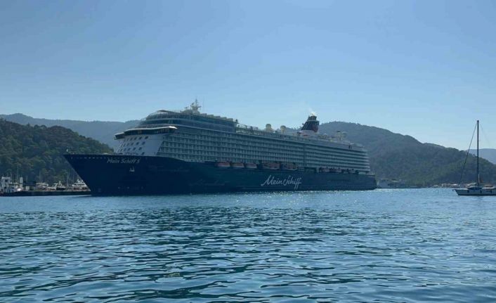 Dev yolcu gemisi binlerce yolcusu ile Marmaris’e geldi