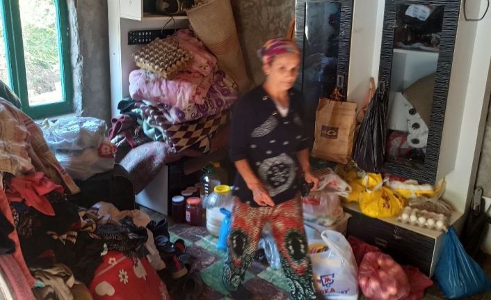 Devrekli çift yıkılmak üzere olan evde hayat mücadelesi veriyor