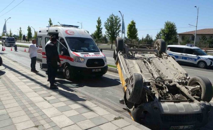 Devrilen ticari taksi ters döndü: 1 yaralı