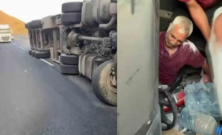 Devrilen tırda sıkışan sürücü vatandaşlar tarafından kurtarıldı