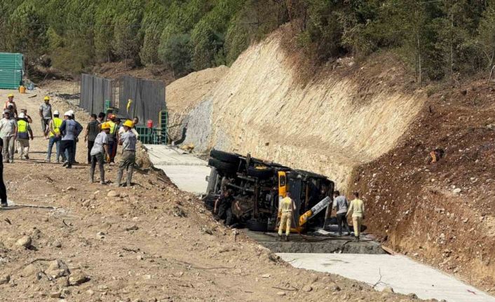 Devrilen vinçte yangın çıktı, ilk müdahaleyi orman ekipleri yaptı