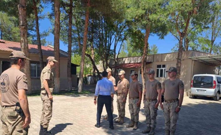 Dicle Kaymakamı Atış, şehit ailesi, asker ve vatandaşlarla buluştu