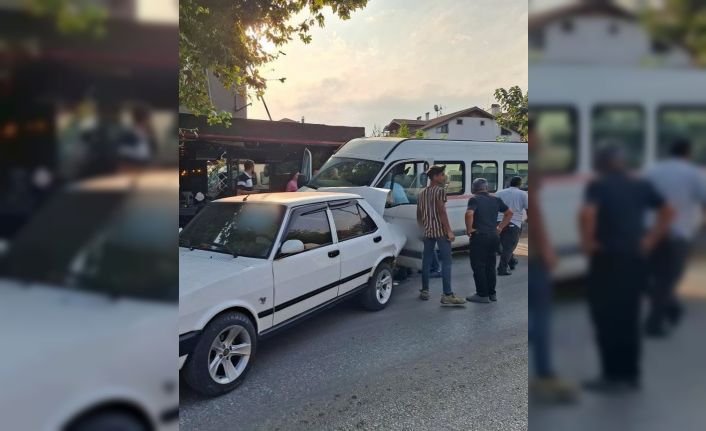 Direksiyon başında fenalaşan yaşlı adam otomobile çarptı: 1 ölü