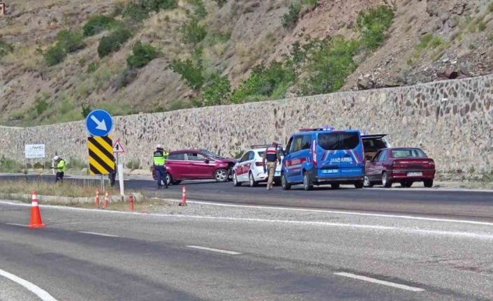 Direksiyon hakimiyetini kaybeden sürücü duvara çarptı