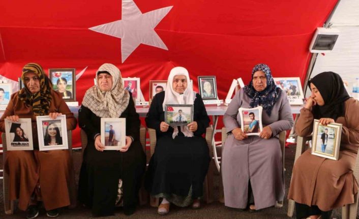 Diyarbakır anneleri müjdeli bir haber almak için çadırdan ayrılmıyor