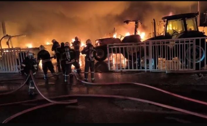 Diyarbakır gece yarası alevlerle aydınlandı: 3 dükkan, 22 traktör yandı