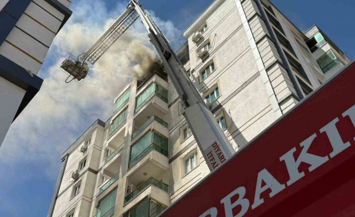 Diyarbakır’da 8 katlı binada korkutan yangın: Vatandaşlar tahliye edildi