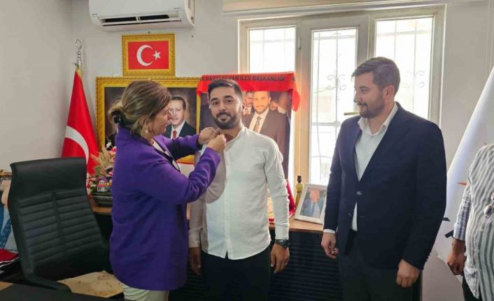 Diyarbakır’da CHP’den AK Parti’ye katılım: Rozetleri Suna Kepolu Ataman taktı