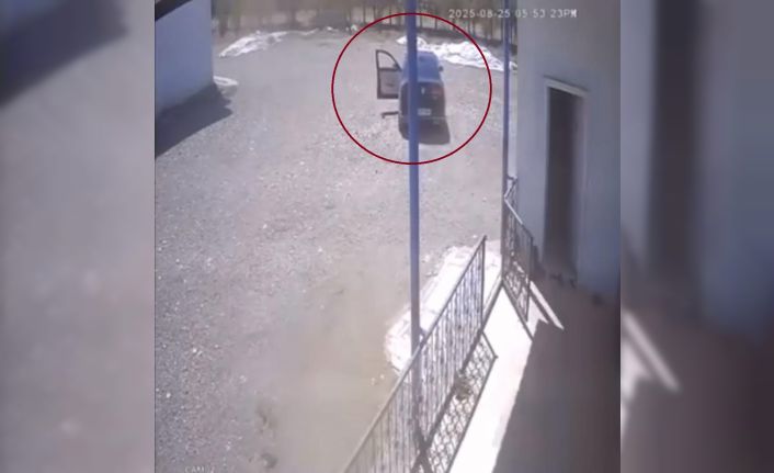 Diyarbakır’da el freni çekilmeyen otomobilin duvara çarptığı anlar kameraya yansıdı