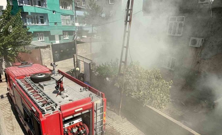 Diyarbakır’da ev yangınında 2 kişi dumandan etkilendi