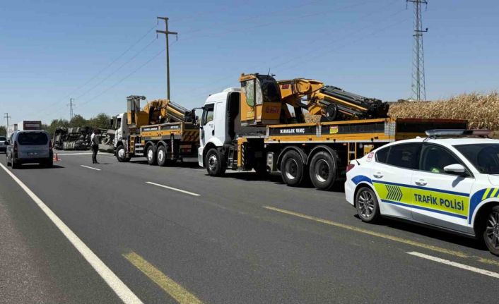 Diyarbakır’da gübre yüklü tır yol kenarına devrildi