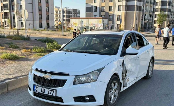 Diyarbakır’da iki araç çarpıştı