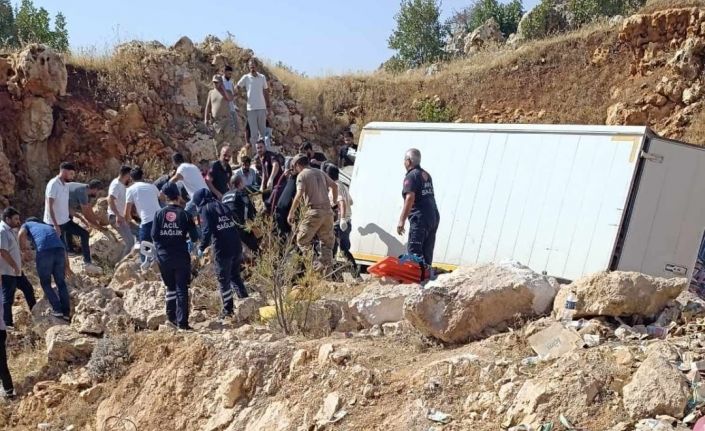 Diyarbakır’da kamyonet şarampole devrildi: 3 yaralı