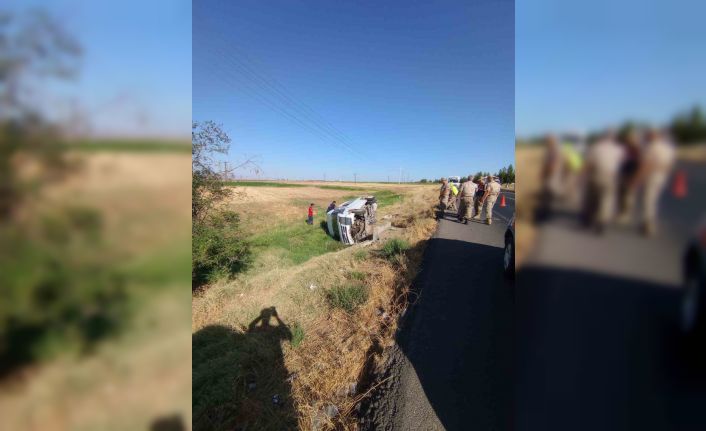 Diyarbakır’da minibüs yol kenarına devrildi: 1 yaralı