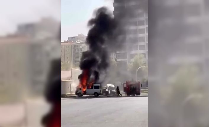 Diyarbakır’da park halindeki minibüs alev aldı