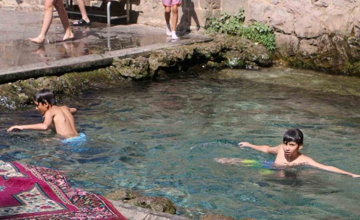 Diyarbakırlı çocuklar yataktan kalkıp süs havuzuna koşuyor