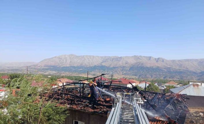 Doğanşehir’de çatı yangını