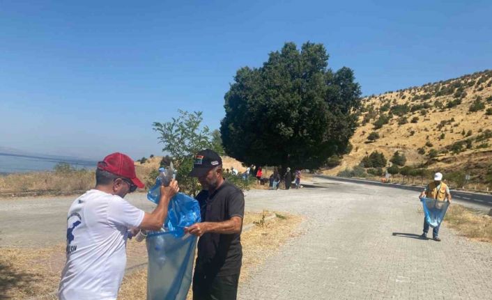 Doğaseverler Van Gölü sahilinde çöp topladı