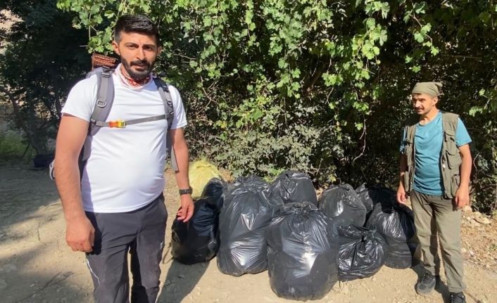 Doğaseverlerden piknikçilere tepki: Kaval Şelalesi’nde 13 torba çöp toplandı